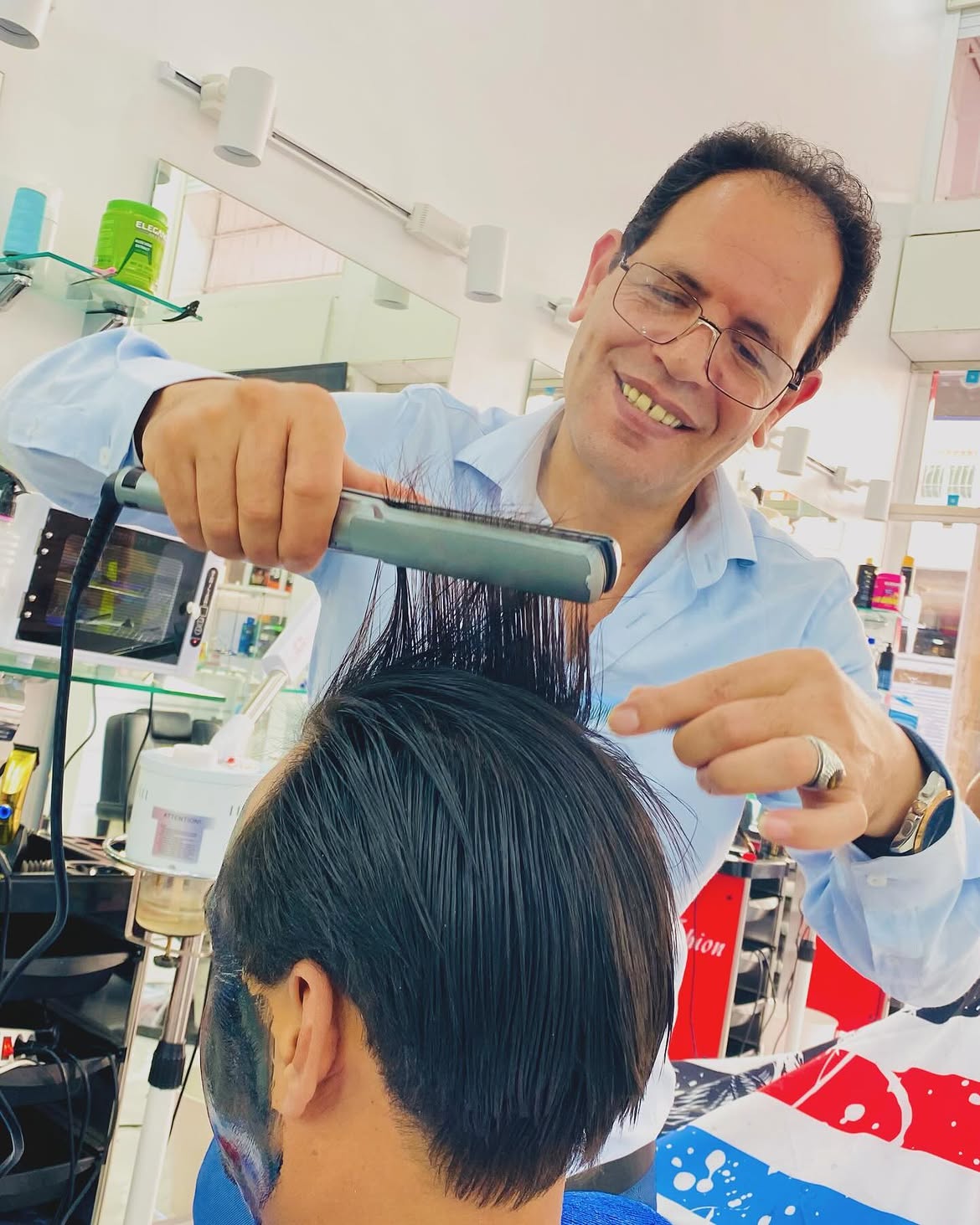 Barber Biraoui — un barbier au travail dans le salon